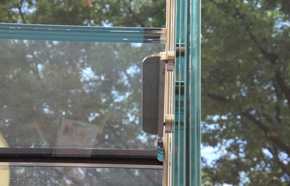Apple Store表参道の分厚いガラスは５層の合わせガラスで厚みは約50ミリ程だろうか
