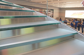 Apple Store表参道の階段ガラスの断面