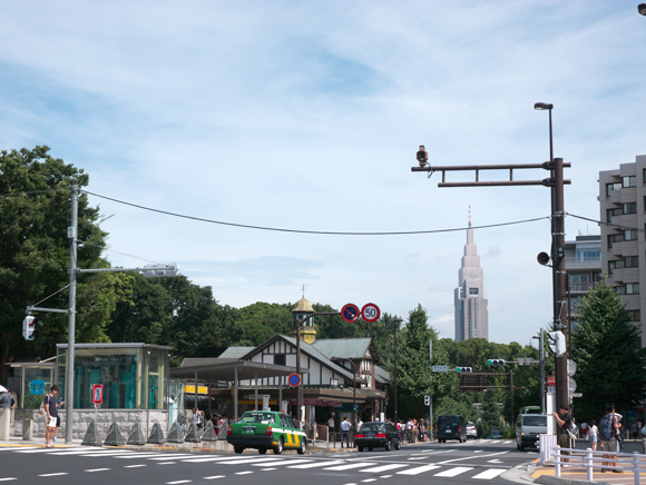 明治神宮駅と原宿駅、その向こうに見えるのはNTTドコモタワー