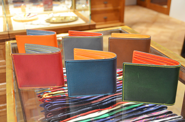 日本の牛革素材、ヤマトを使用した2つ折り財布です。