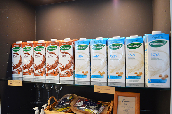 ソイミルクはプロヴァメルのものを使用。パッケージでの購入も可能です。ソイミルク642円、チョコレートソイミルク702円