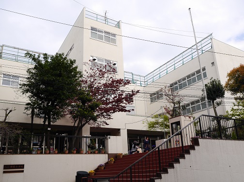 大向小・渋谷小・大和田小が統合し、平成9年（1997年）に創立した神南小学校